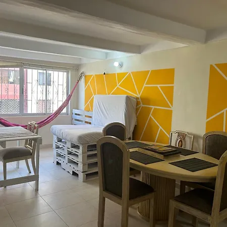 Charming Twin Palms With Shared Bath Near Airport Habitación en casa particular Cartagena