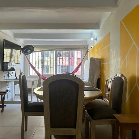 Charming Twin Palms With Shared Bath Near Airport *
