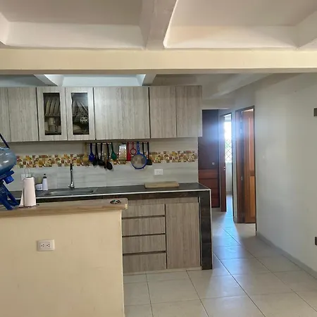 Charming Twin Palms With Shared Bath Near Airport Habitación en casa particular