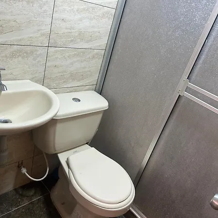 Charming Twin Palms With Shared Bath Near Airport Habitación en casa particular