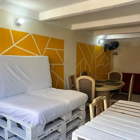 Charming Twin Palms With Shared Bath Near Airport *
